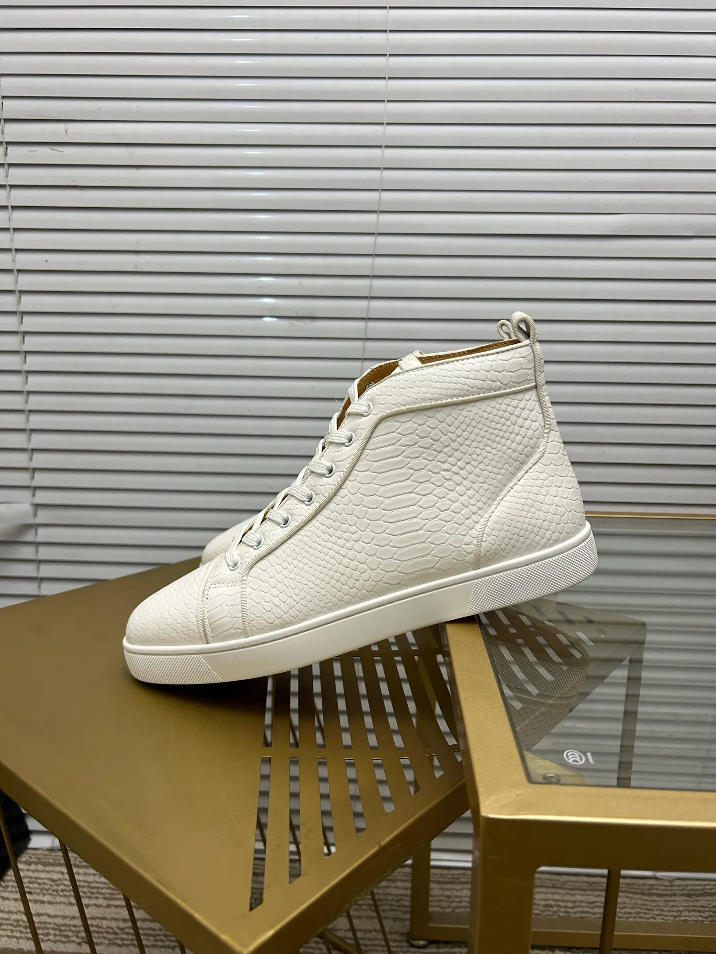 (Customized model) Ex-factory price is 520. christian louboutin (CL red sole shoes) counter series, casual sneakers for couples 📢 📢 📢 Exclusive hot style release 🎈🎈💪 Movable latex feet 👻 Finished outsole line [Proud] 😝Female 35-40# Male 38#-46, global supply😝 [Top version]: Original imported genuine leather upper, top original leather lining, original molded TPU outsole, original 1:1 detail processing, original shoe last,